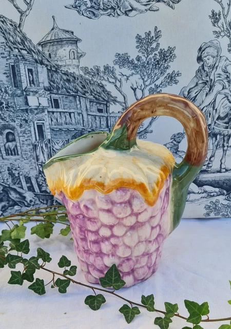 Ancien Pichet En Faïence De Digoin Sarreguemines - Barbotine Motif Raisins Rose Poudré