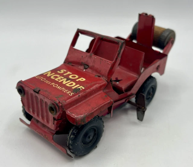 Voiture Jeep et sa remorque citerne de pompier de la marque française