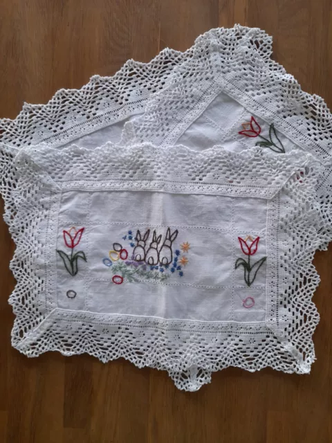 Nostalgie: Platz-Sets  Weiss handbestickt ca. 30x42 cm  mit Häkelborte 3  Stück