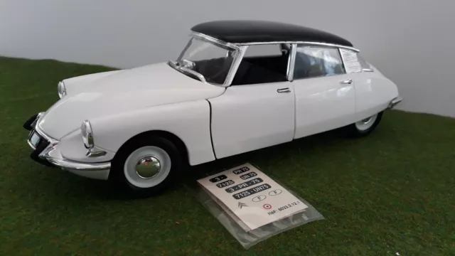 CITROËN DS berline 1963 blanc toit noir 1/18 SOLIDO 8033 voiture miniature coll.