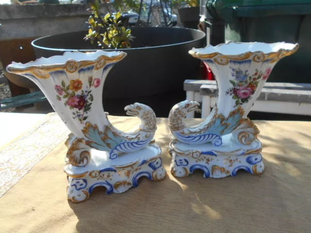 Paire De Vases Rhyton Epoque Louis-Philippe En Porcelaine De Paris