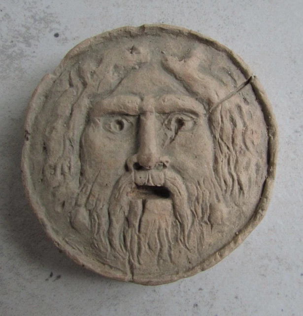 Médaillon miniature en terre cuite Christ marqué Hand Made in Italy au dessous