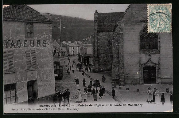 CPA Marcoussis, The Entrèe de l'Eglise et la road de Montlhèry