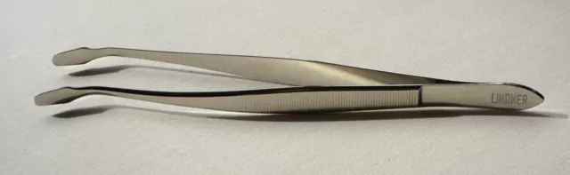 Pinzette - 15 cm lang mit abgebogenen Schaufeln im Kunststoff-Etui