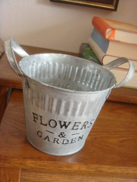Blumentopf mit Henkel aus Zink