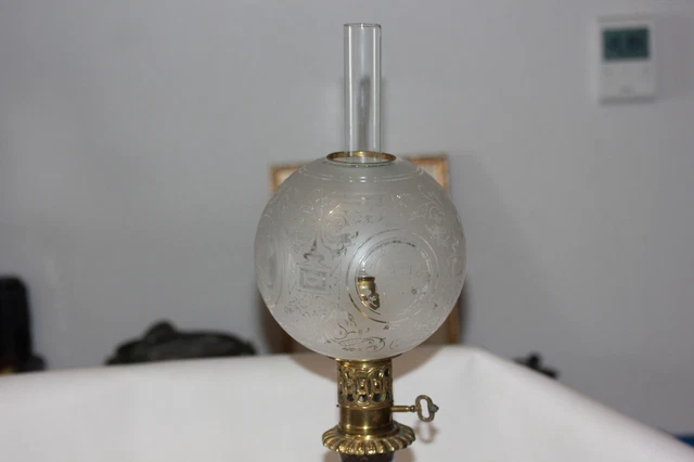 ANCIENNE GRANDE LAMPE à pétrole opaline?, bleu, bronze doré, globe