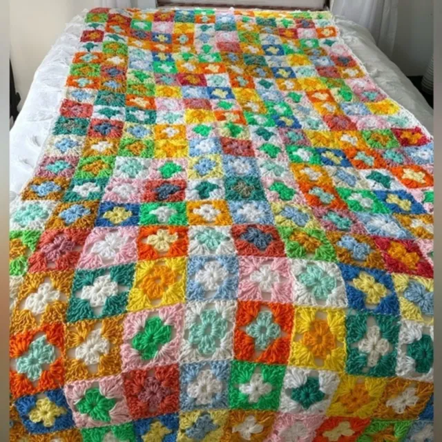 "Granny Square Afghan" de ganchillo de un hombre de 80 años en Minnesota talla 43""x 82"""