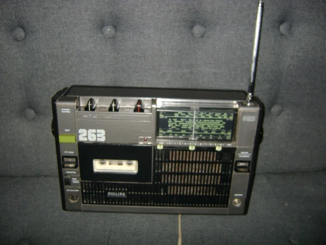 Ancien  poste radio K7 portable  transistor TSF vintage PHILIPS  22 RR 263