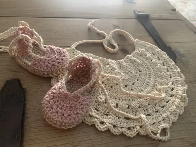 Conjunto Bebe Patucos Y Babero 3/6  Meses Hecho A Mano Rosa Polvo Y Beige