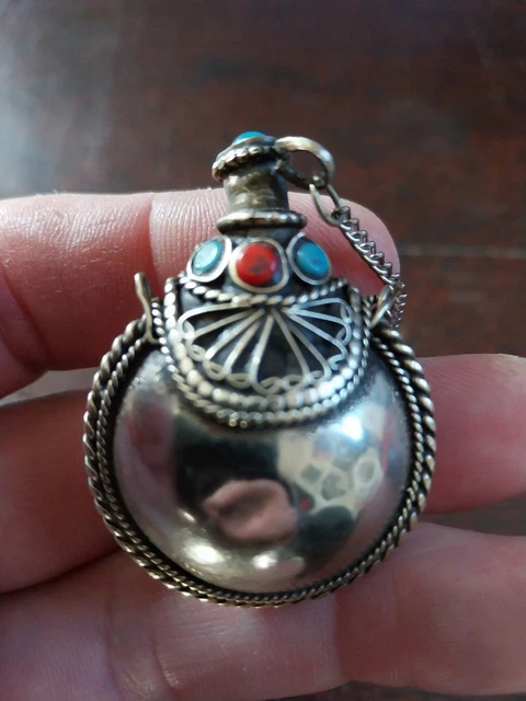 Boite A Khol En Argent Berbere Argent Non Titre Dans L Etat Dim 5 Cm De Haut