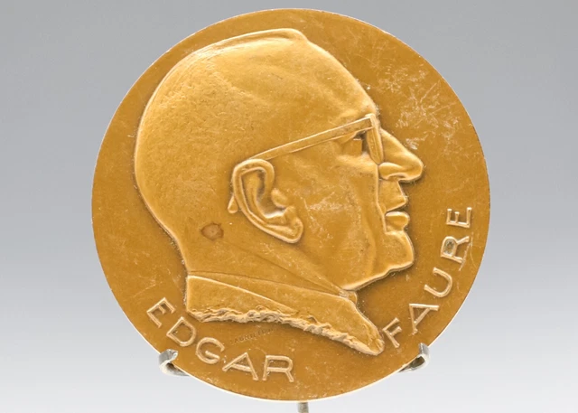 Médaille Française En Bronze - Offerte Par Mr Brard Sénateur