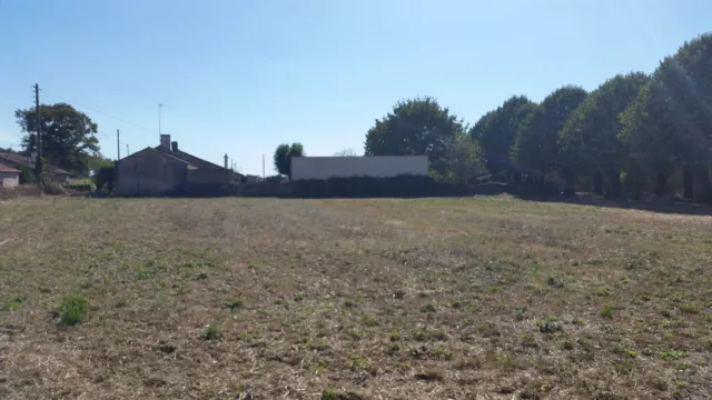 Terrain constructible non viabilisé - superficie 2344 m² 2