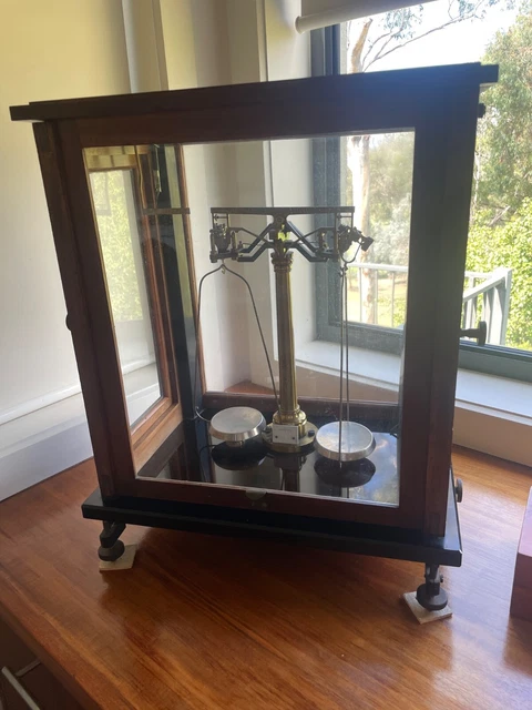 Old Science Scale OLD SCIENTIFIC BALANCE scale with box of scale masses $150.00 - PicClick AU