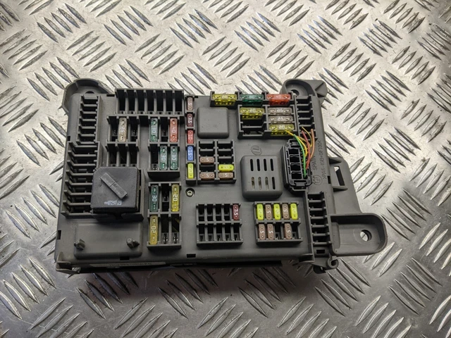 B552 BMW Fusible Boite Relais Unité Module B010105300