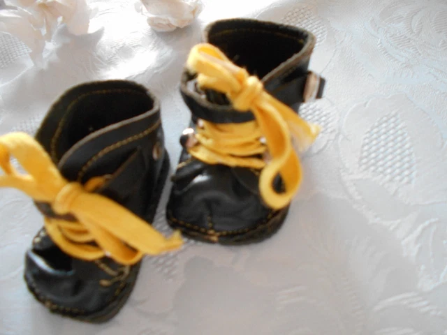 poupée paire de chaussures en cuir