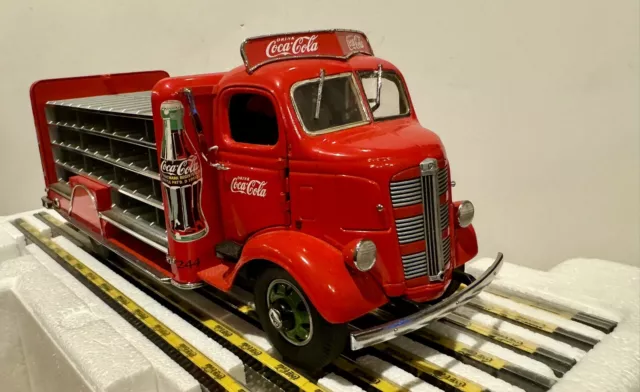 Danbury Mint 1938 Coca-Cola Delivery Truck Replica GMC Crates 1:24 with Box