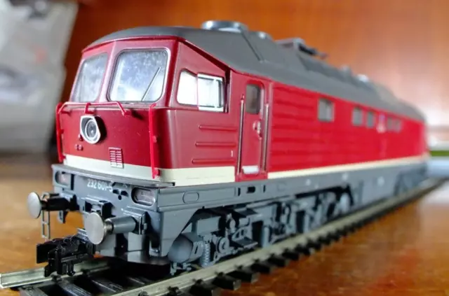 Roco 43704 HO gauge DR BR 232 ‘Ludmilla’ diesel locomotive in red livery