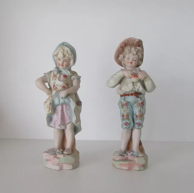 Tres joli couple de statuettes en biscuit