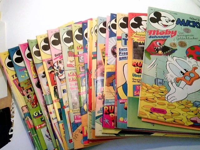 Konvolut bestehend aus 21 Heften, zum Thema: Walt Disneys Micky Maus. Die größte