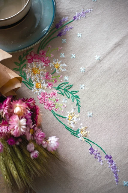 Kit de punto de cruz de mantel estampado Vervaco 32""X32""-Flores de primavera -V0190850