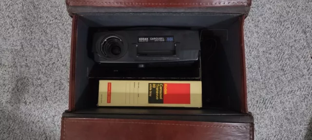 Kodak Carousel slide projector 760H w 80 Slide Tray, Carry Case, & Remote Works.
