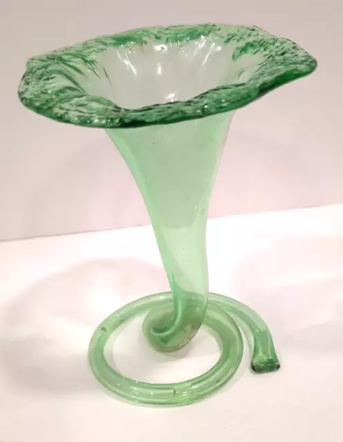 Flower Hand Blown Green Glass Bud Vase, VTG Art Glass pulled swirled base. Lily