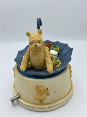 DISNEY CLASSIC POOH Border Fine Arts -Pooh Sitting In Umbrella Music