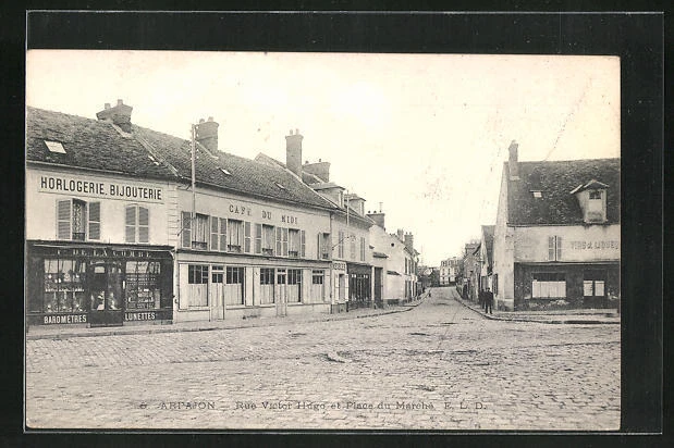 CPA Arpajon, Rue Victor Hugo et Place du Marché, Café du Midi 1911