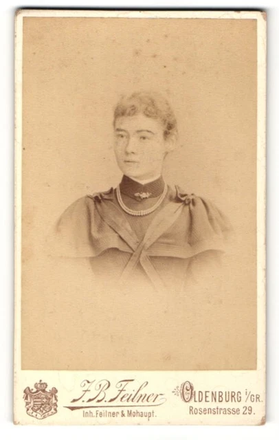 Fotografie J. B. Feilner, Oldenburg i / Gr., Portrait junge Dame im festlichen