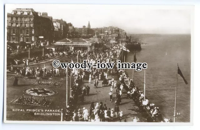 tq0116 - Yorks - A Busy Royal Prince's Parade, in Bridlington - postcard