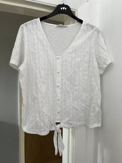 Lovely Ladies White Top By George In Size 18.  Vgc