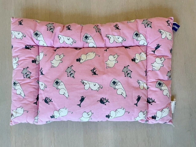 Oreiller bébé Moomin rose avec Moomintroll, Snorkmaiden, Moominpappa,...