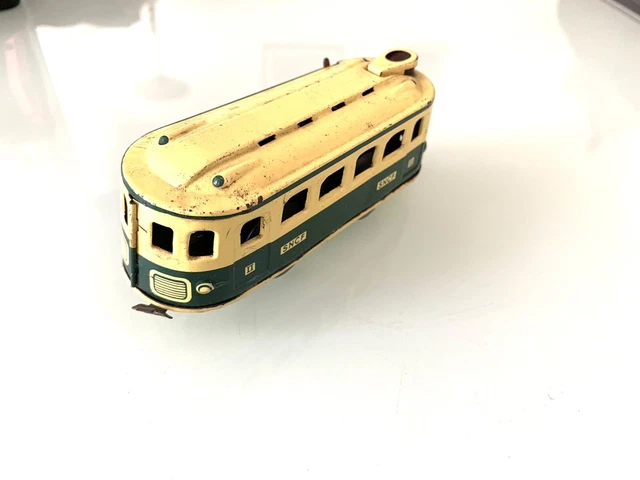 Ancienne locomotive en tôle des années 60