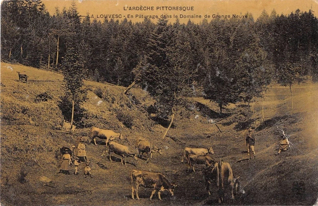 CPA 07 LA LOUVESC EN PATURAGE DANS LE DOMAINE DE GRANGE NEUVE (cpa émaillée