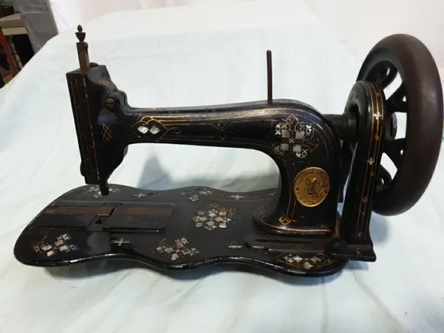 Antigua máquina de coser Singer, base de violín, incrustación 1872 para piezas o restauración.