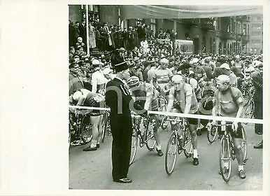 1955 ca VARSAVIA (POLONIA) Partenza di una gara ciclistica *Fotografia