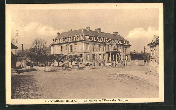 CPA Viarmes, La Mairie et l'Ecole des Garcons