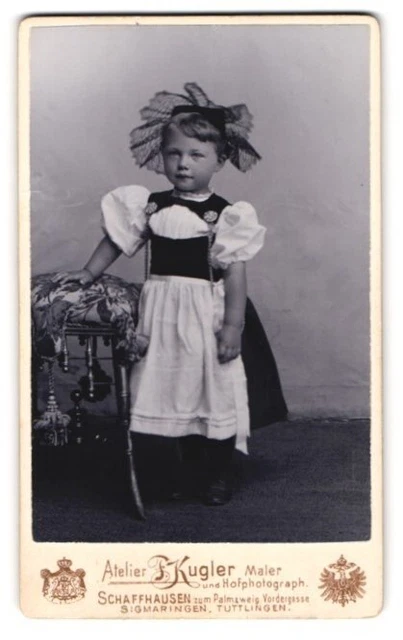 Fotografie F. Kugler, Schaffhausen, junges Mädchen im Trachtenkleid mit Kopfbed