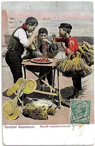 CARTOLINA DI NAPOLI ,COSTUMI NAPOLETANI -MONELLI MANGIAMACCHERONI viaggiata 1907