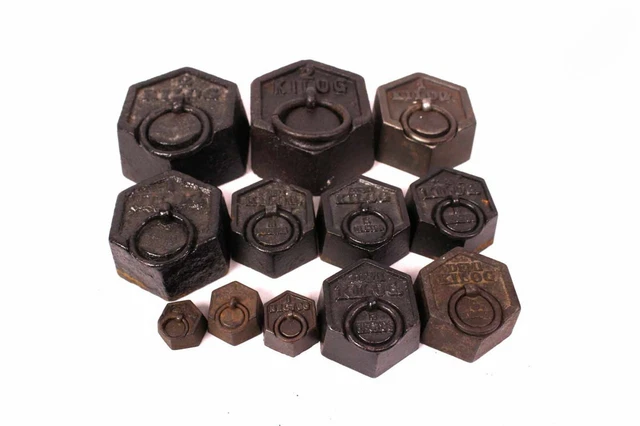 12 alte Gewichte 50 g - 2 kg Eisen für Waagen Kaufmann Krämer Markt Antik
