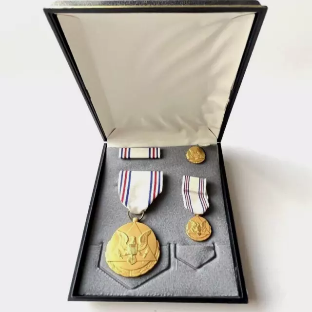 USA Esercito Distinto Civilian Service Award Medal. Clamshell Case, BAR & Spilla