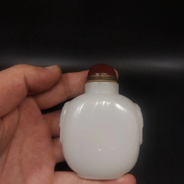 Exquisite Chinese Collectible White Jade Snuff Bottle