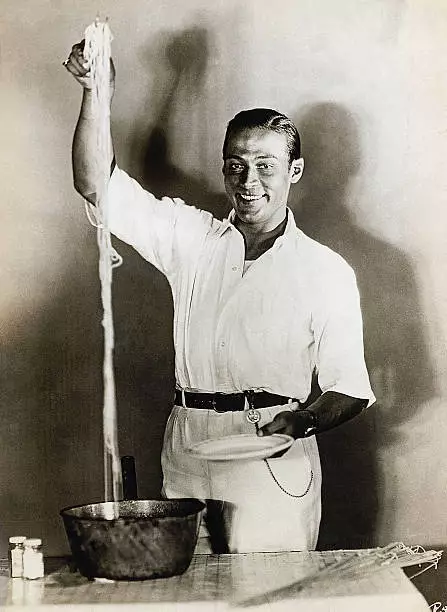 Rudolph Valentino , Italian-Born U.S. Actor, Seen Serves Himself Spa - Old Photo