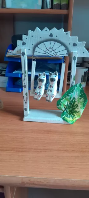 élément décoratif en bois balançoire avec un couple de chats en très bon état
