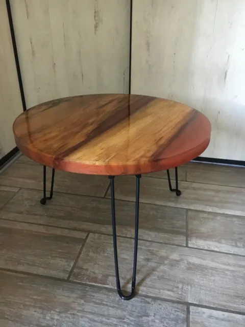 Petite table basse ou guéridon en bois de hêtre et résine epoxy