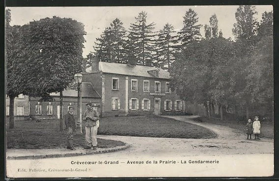 CPA Crèvecoeur-le-Grand, Avenue de la Prairie, La Gendarmerie