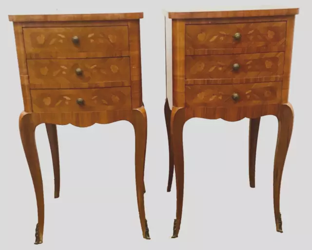 Paire de petites commodes de style Louis XV enbois de placage marqueté XX siècle