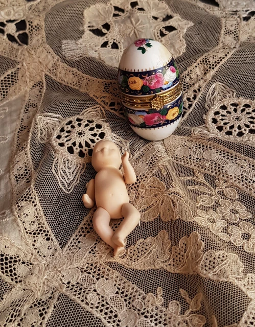 Bébé miniature dans sa petite boite pour poupée ancienne