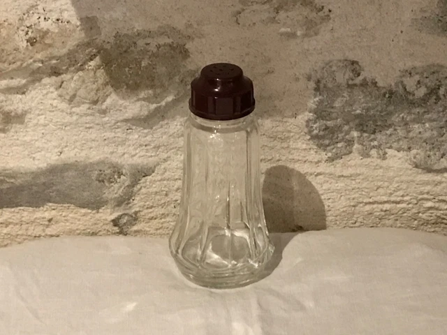 SUCRIER / SAUPOUDREUSE en verre et en bakelite bordeaux datant des