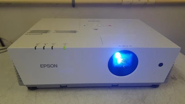 Epson PowerLite 6100i EMP-6100 LCD Digital Multimedia Video Projector 1113 Hours
